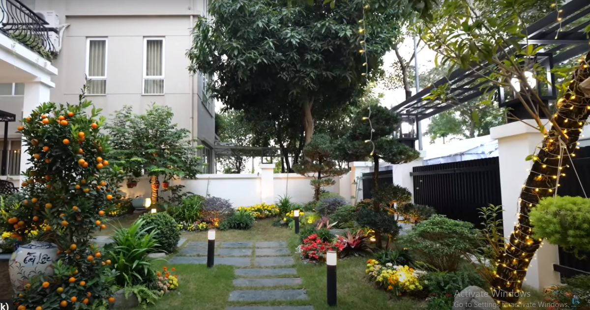 Khu vườn rộng lớn với nhiều cây xanh mang đến cảm giác thư thái.