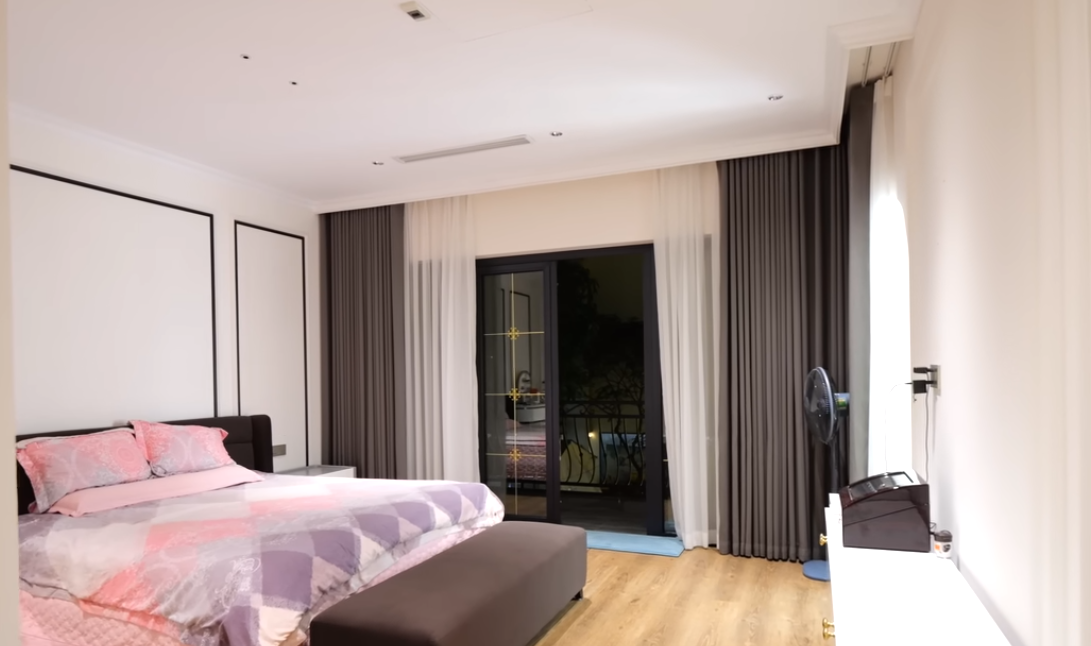 Phòng ngủ master có ban công nhìn xuống khu vườn.