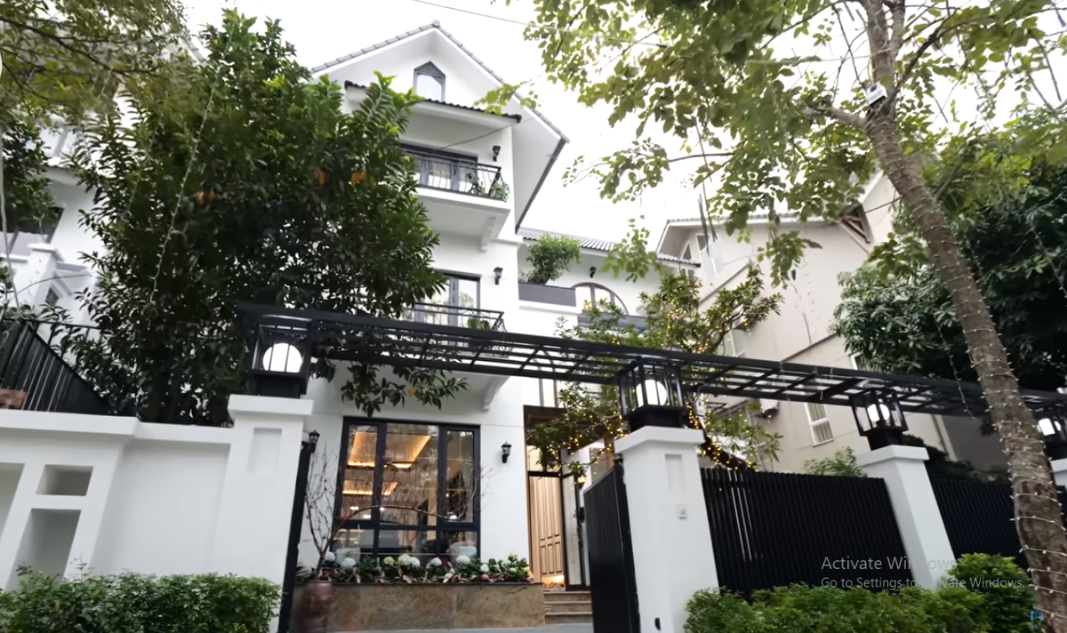 Xuất hiện trên kênh YouTube NhaF, căn biệt thự toạ lạc tại một khu đô thị ở ngoại thành Hà Nội.