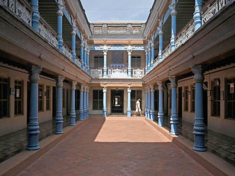 Hầu hết các căn biệt thự nằm trong đống đổ nát, một số ít đã được chuyển đổi thành khách sạn di sản và bảo tàng. Ảnh: Gulfnews