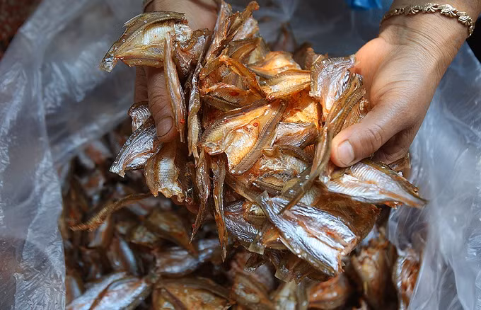Cá tép dầu khô được đánh giá ngon không kém cá chỉ vàng của các vùng miền biển. Nhờ đó, nghề làm cá tép dầu khô mang lại nguồn thu nhập đáng kể cho nhiều người dân ở Sơn La. Ảnh: Theguoiamthuc