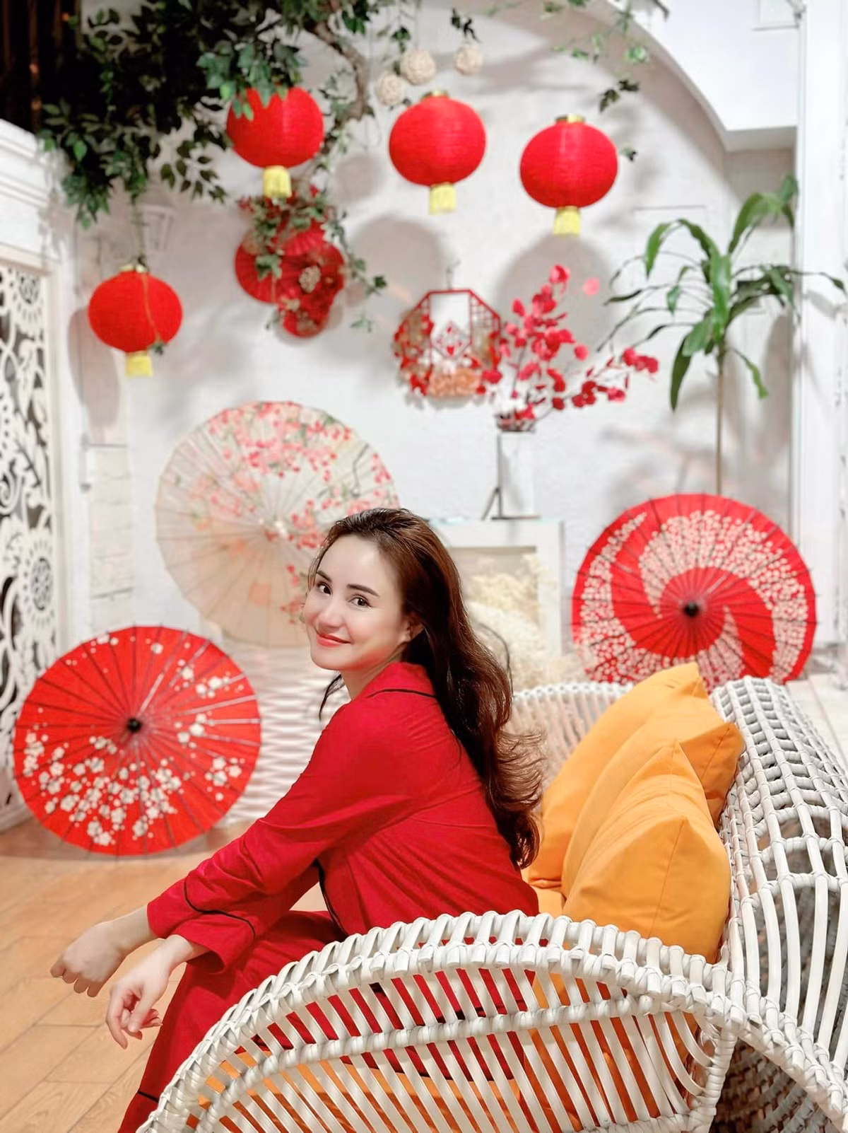 Góc hiên nhà được đặt những chiếc ô kiểu Nhật và treo đèn lồng đỏ, tạo cảm giác ấm cúng.