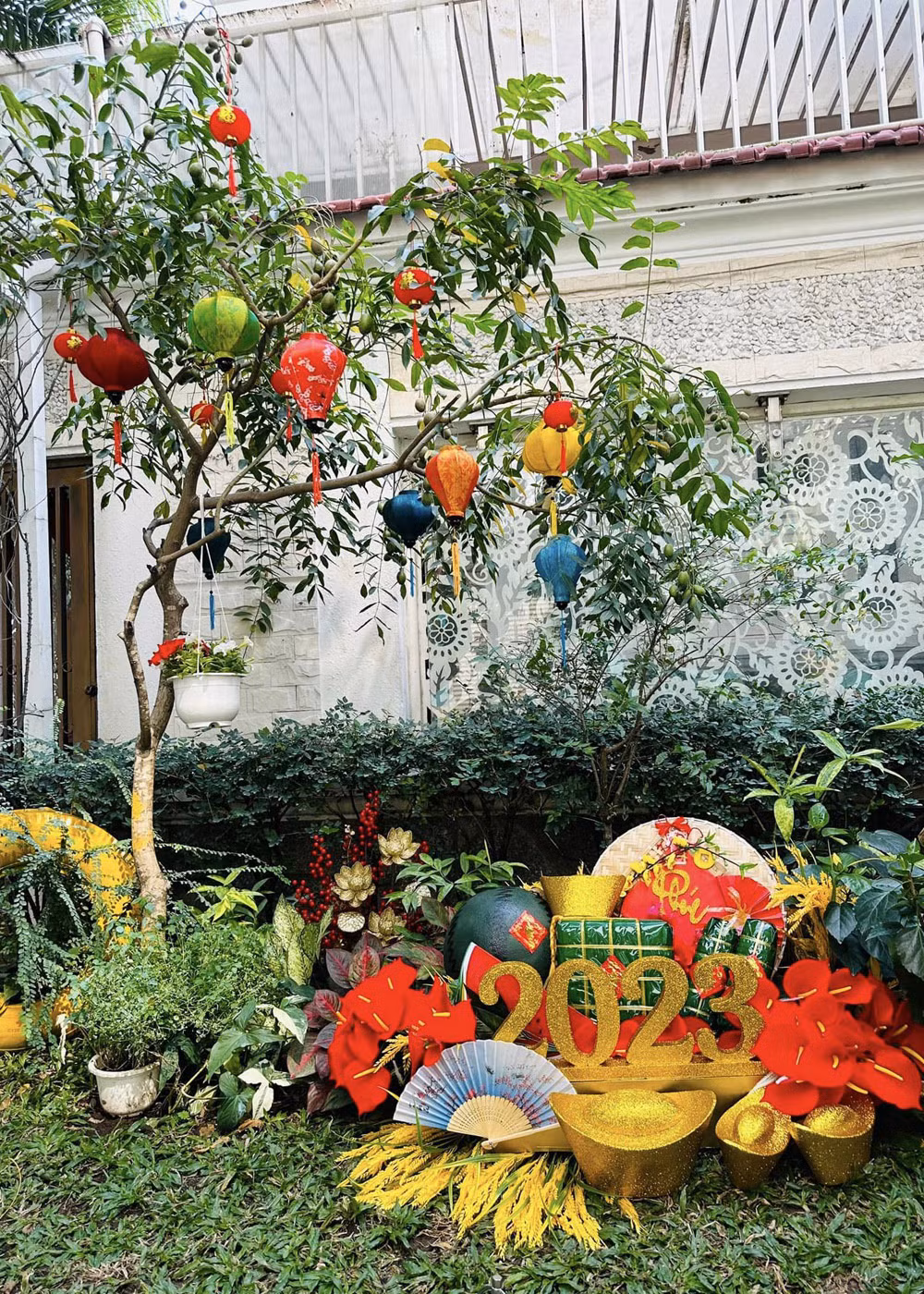 Vy Oanh treo đèn lồng lên một số cây xanh và thiết kế tiểu cảnh gồm bánh chưng, dưa hấu, bánh tét...