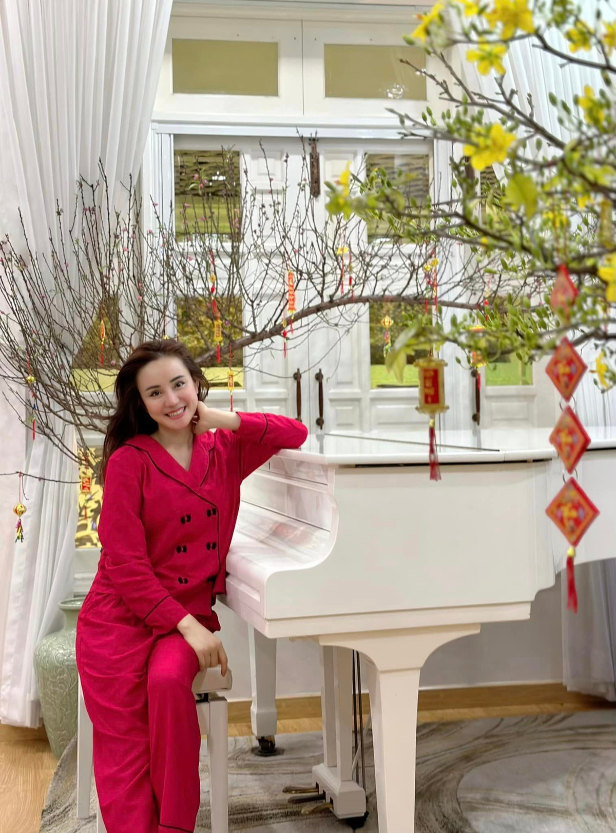 Đón Tết Nguyên đán Quý Mão 2023, Vy Oanh dành nhiều thời gian để dọn dẹp nhà cửa và trang hoàng không gian sống thêm lộng lẫy.