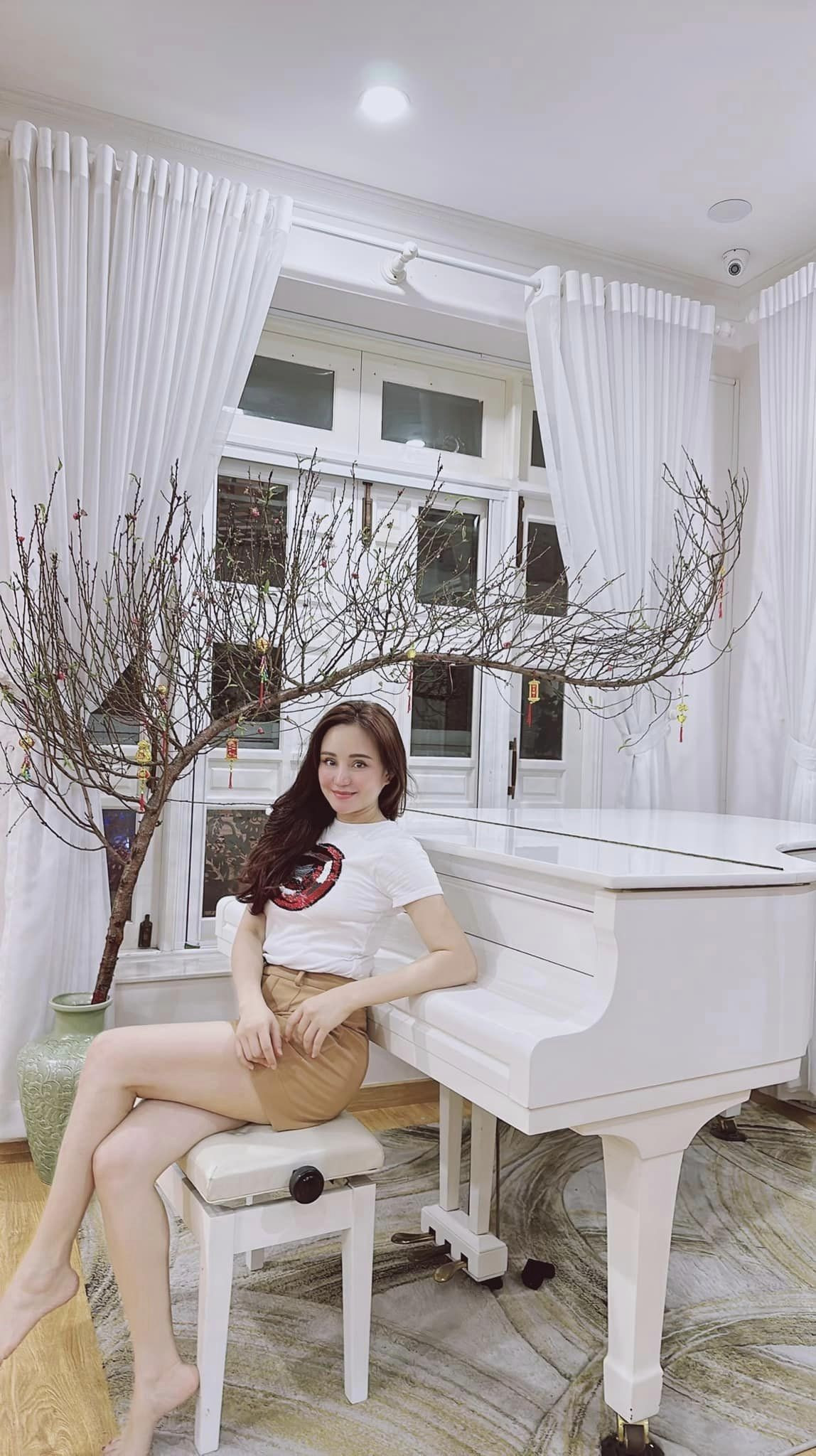 Trong nhà còn có thêm cành đào dáng huyền. Nguồn ảnh: FBNV