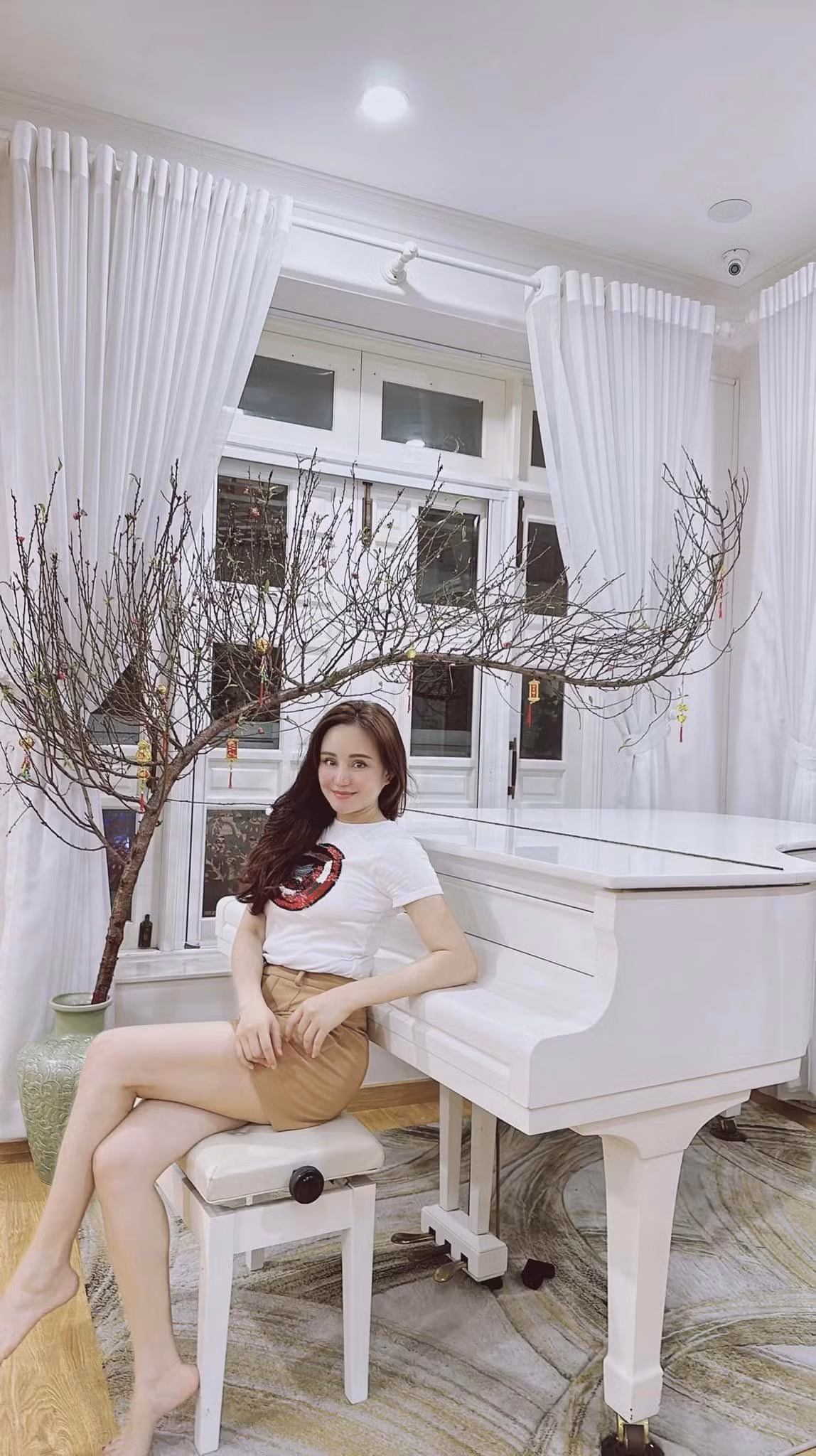 Trong nhà còn có thêm cành đào dáng huyền. Nguồn ảnh: FBNV