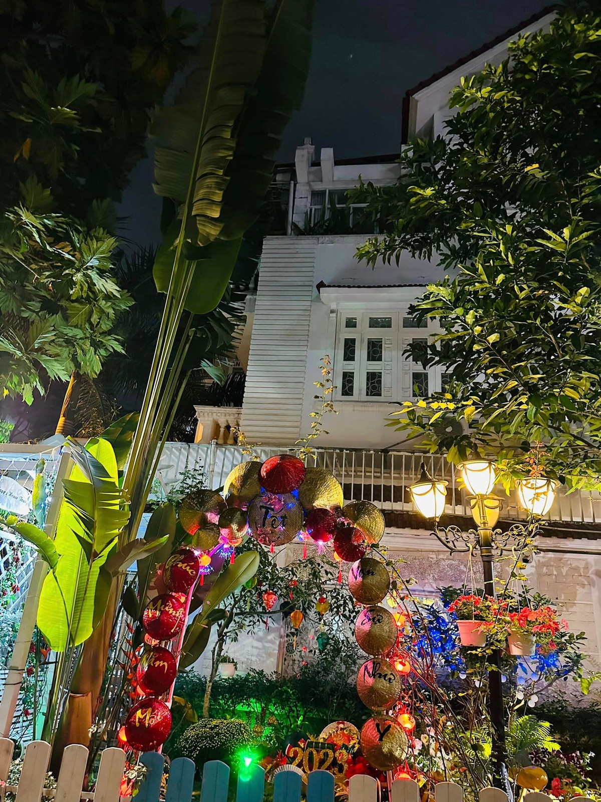 Trước cổng căn biệt thự của gia đình nữ ca sĩ ở Thành phố Thủ Đức được tô điểm theo phong cách mộc mạc, đậm màu sắc Tết cổ truyền.