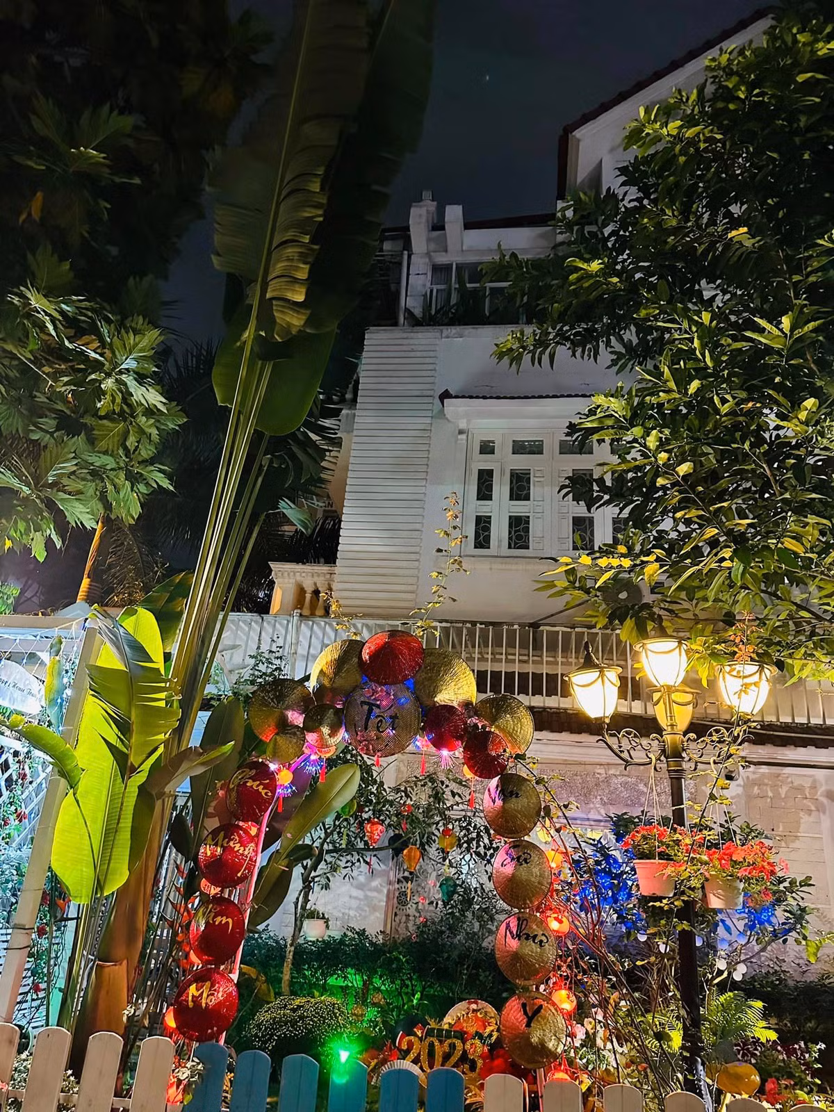 Trước cổng căn biệt thự của gia đình nữ ca sĩ ở Thành phố Thủ Đức được tô điểm theo phong cách mộc mạc, đậm màu sắc Tết cổ truyền.