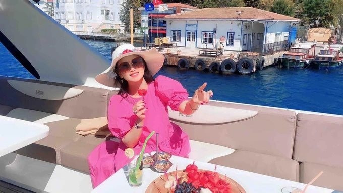 Trong một cuộc phỏng vấn với truyền thông, Hà Phương tiết lộ, hầu hết trang sức, giày dép, túi xách của Hà Phương đều do chồng mua tặng. Ảnh: FBNV