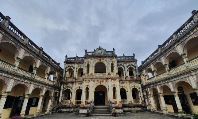 Theo một số tư liệu, Hoàng Yến Tchao mời kiến trúc sư người Pháp và Trung Quốc thiết kế, chỉ đạo thi công. Vì vậy, kiến trúc dinh thự có sự kết hợp hài hoà giữa phong cách kiến trúc châu Âu và châu Á. Ảnh: Tiền phong