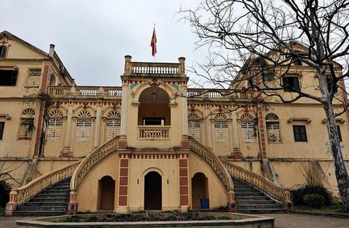 Công trình nằm trên ngọn đồi, tựa lưng vào núi, phía trước có con suối, hai bên phải trái có hai ngọn núi yểm trở. Ảnh: Vamvo