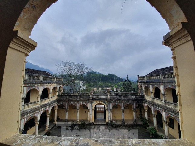 Biệt phủ xây theo hình chữ nhật khép kín, bao gồm cổng, hai dãy nhà phụ hai bên cao hai tầng và chính giữa là căn nhà chính. Ảnh: Tiền phong