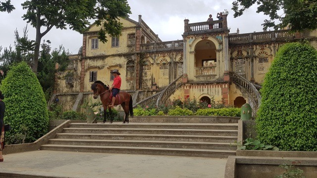Hoàng A Tưởng là con trai của Hoàng Yến Tchao nên được ông giao quyền sử dụng ngôi nhà xa hoa, quyền lực này ở xứ Bắc Hà. Hoàng Yến Tchao và Hoàng A Tưởng là người Tày nhưng cai trị ở địa phương có trên 80% dân số là dân tộc Mông nên được mệnh danh là “vua Mèo”. Ảnh: Dân trí