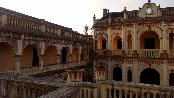 Hệ thống cột, mái được đắp nổi nhiều hoạ tiết dây lá nho, hoa văn nguyệt quế biểu tượng cho sự thịnh vượng, ấm no. Ảnh: Mytour