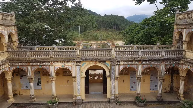 Các hành lang trong căn nhà đều có mái che, mang kiến trúc Pháp pha lẫn kiến trúc nhà sàn của người Tày. Ảnh: Dân trí