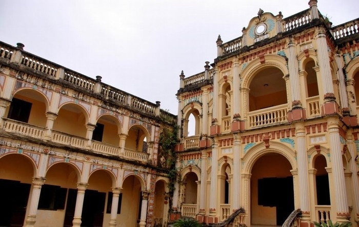 Cửa vòm và cầu thang hình cánh cung, tạo ấn tượng về vẻ cách tân, sự bề thế. Ảnh: Vietnamvoyagesblog