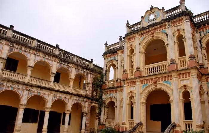 Cửa vòm và cầu thang hình cánh cung, tạo ấn tượng về vẻ cách tân, sự bề thế. Ảnh: Vietnamvoyagesblog