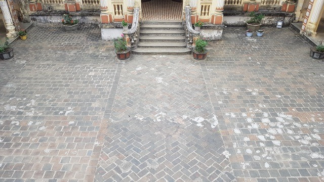 Giữa các ngôi nhà là sân rộng, lát gạch kỳ công. Ảnh: Dân trí