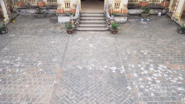 Giữa các ngôi nhà là sân rộng, lát gạch kỳ công. Ảnh: Dân trí