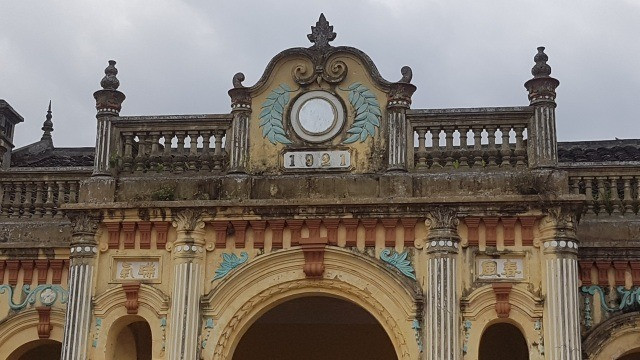 Dinh thự quyền lực của cha con "vua Mèo" khởi công xây dựng năm 1914 đến năm 1921 mới hoàn thành. Đây vốn vừa là nơi ở, vừa là nơi làm việc của cha con Hoàng Yến Tchao. Ảnh: Dân trí