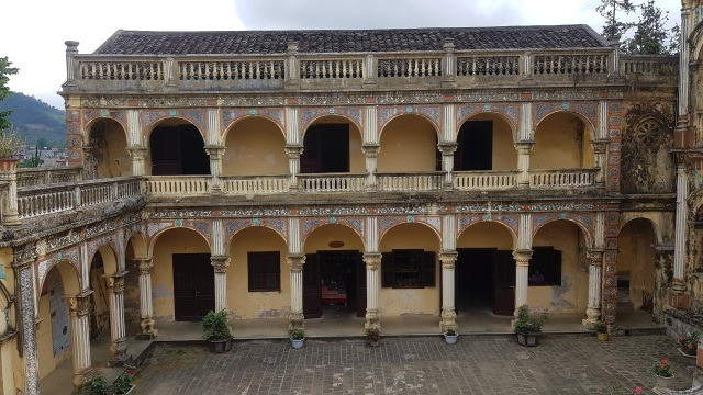 Hai dãy nhà phụ mỗi dãy gồm 6 phòng, tầng trên 3 phòng, tầng dưới 3 phòng. Ảnh: Dân trí