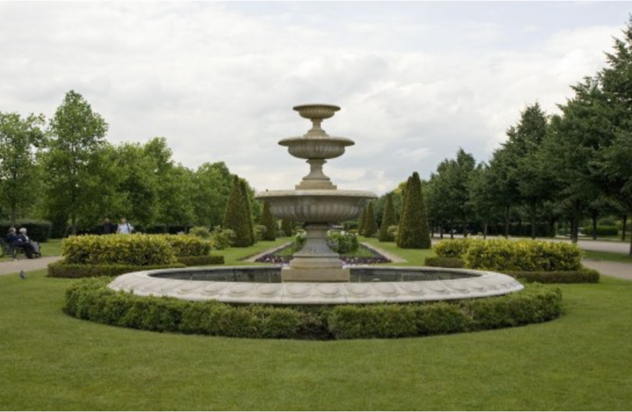 Khu vườn ban đầu của dinh thự bao gồm các luống đảo được trồng xa hoa, gò đất và các lối đi ngoằn ngoèo. Thiết kế cũng bao gồm một khu vườn đá mới, hoàn chỉnh với hang động và thác nước.