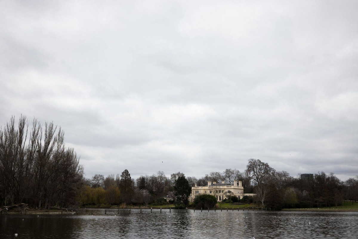 Được xây dựng vào năm 1818, căn biệt thự sang trọng có hai tầng nổi, một tầng hầm và một khu đất rộng hơn 16.000 m2, là kiệt tác của nhà phát triển bất động sản người Anh James Burton.