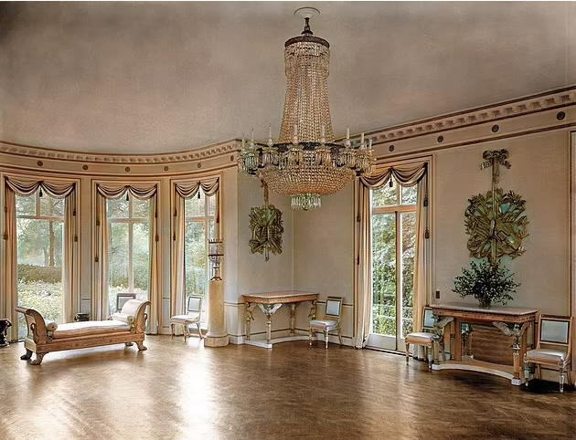  Biệt thự được cho là có phòng khiêu vũ, phòng bi-a và là một khung cảnh hoàn hảo cho đồ nội thất cùng bộ sưu tập các bức tranh theo trường phái ấn tượng.