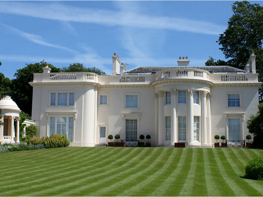 Dinh thự sở hữu tới 40 phòng ngủ, một sân tennis hoạt động trong mọi thời tiết, 8 nhà để xe, thang máy, thư viện, phòng xông hơi khô và một phòng ăn lớn.