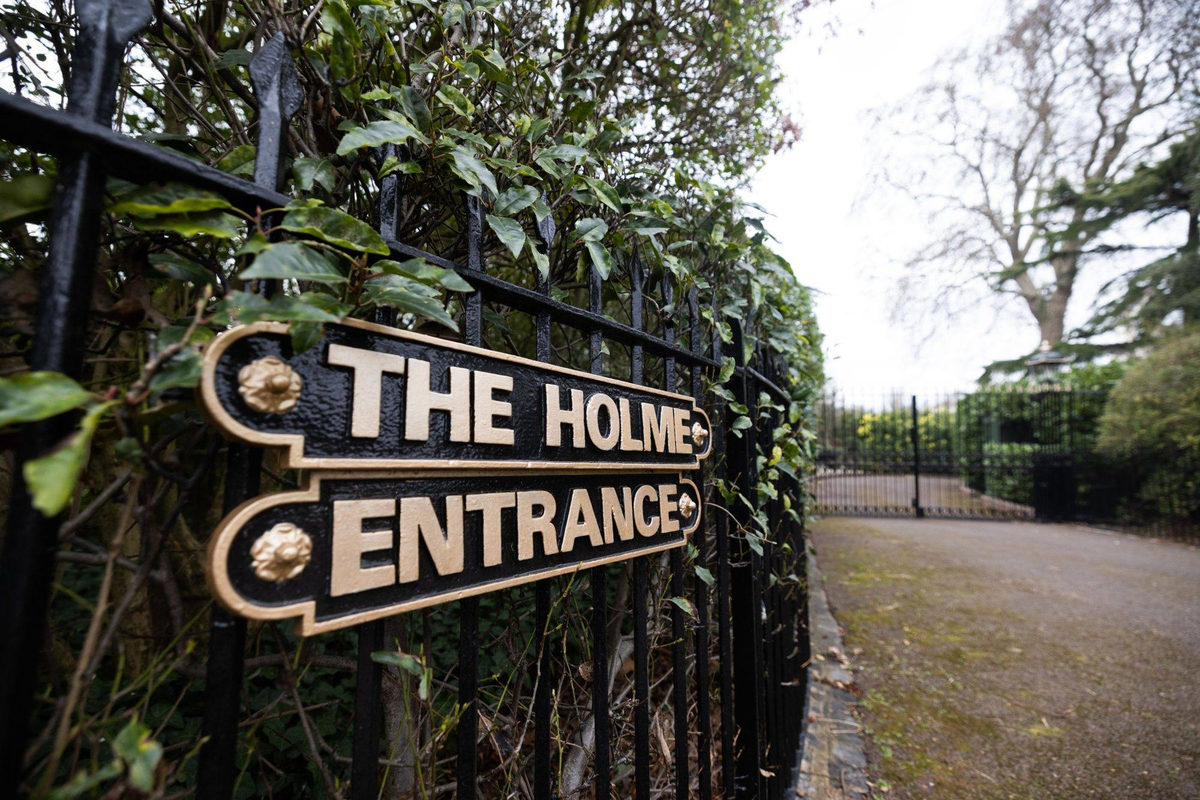 Dinh thự có cổng vào dạng Ionic và các trán tường ở lối vào và mái tròn được trang trí bằng hàng cột, mang lại cảm giác hoàng gia rõ ràng.