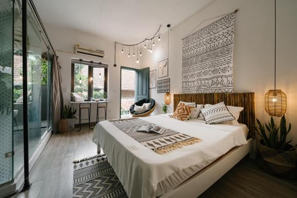 Căn nhà gồm 3 phòng ngủ, 3 nhà vệ sinh và một bồn tắm ngoài trời.