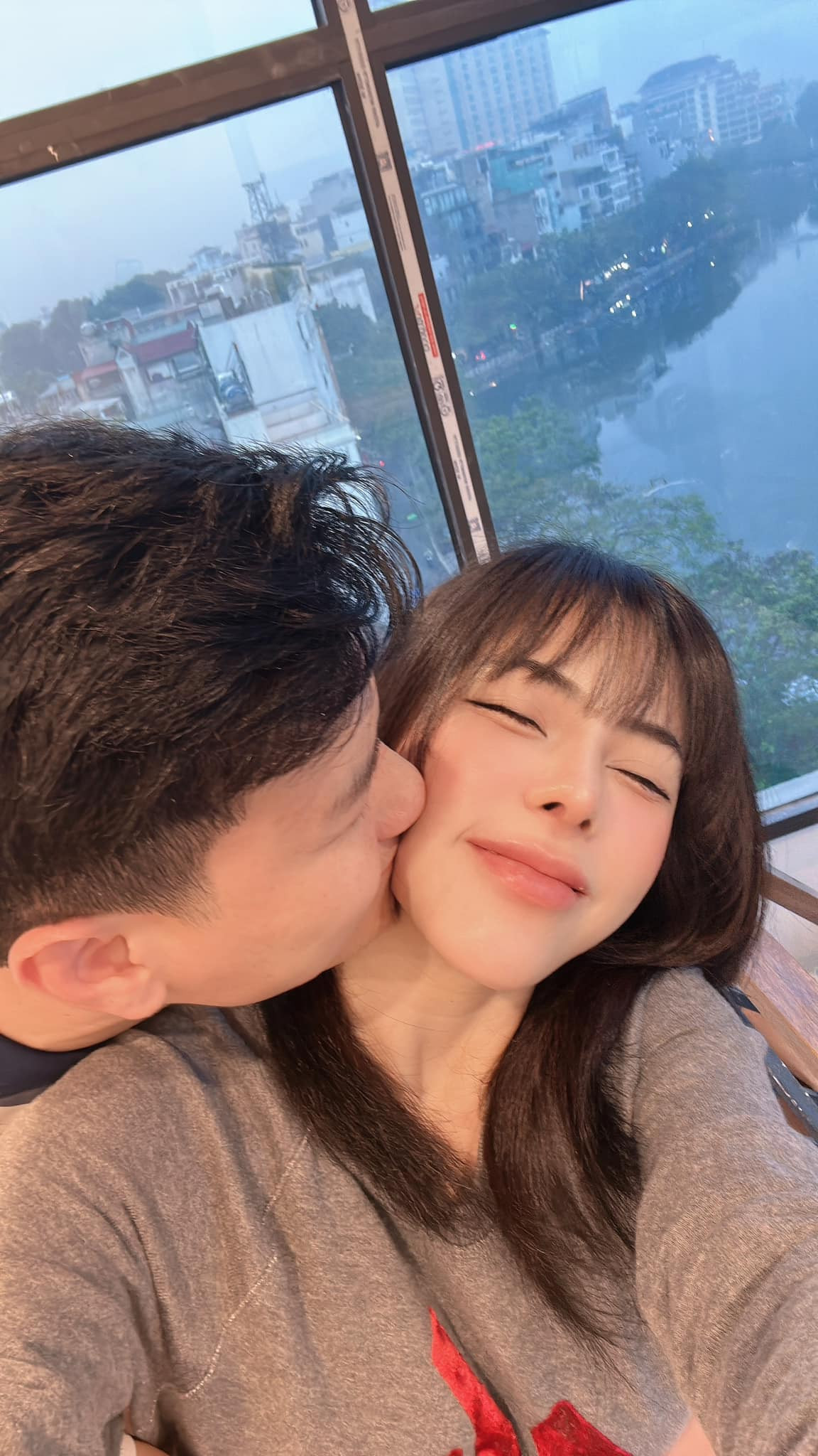 Nhiều khán giả chúc mừng cặp đôi và không khỏi xuýt xoa trước view tuyệt đẹp của căn nhà.