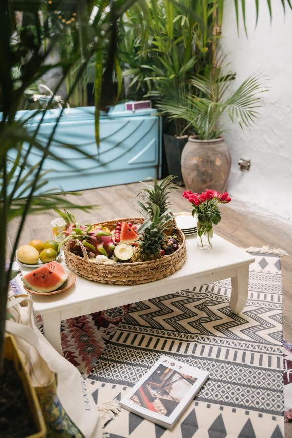 Bên trong có đầy đủ bếp, máy giặt, máy sấy, vi sóng để sinh hoạt.