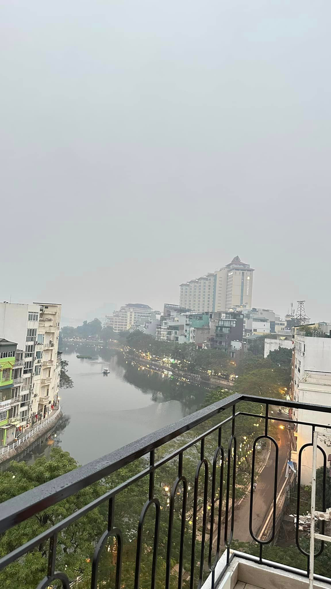 Theo đó, căn hộ của Huỳnh Anh và MC Bạch Lan Phương có view ven hồ, đêm đến lung linh.