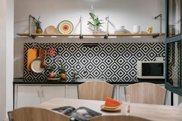 Không gian phòng bếp thoáng đãng và hiện đại. Nguồn ảnh: FBNV