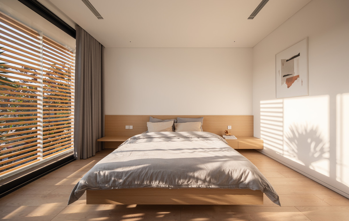 Xung quanh là các phòng ngủ cá nhân, giúp tăng cường sự tương tác giữa mọi người trong gia đình.