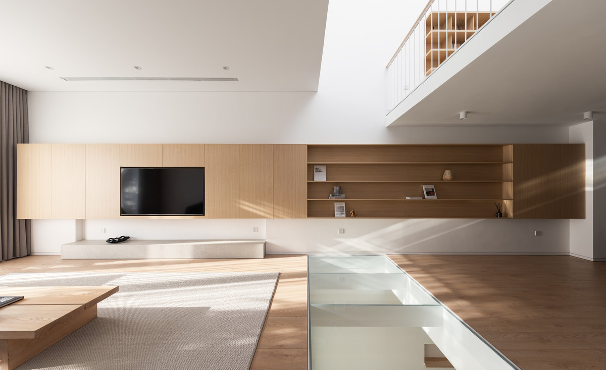 Ngoài ra, việc kết hợp giữa gam màu sáng của trắng và gỗ sáng tạo cảm giác dễ chịu cho không gian sống. Nguồn ảnh: Nguyen Thai Thach