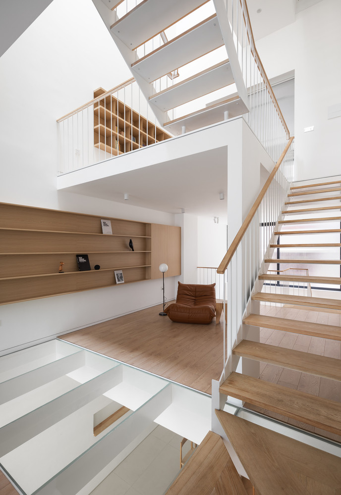 Thư viện mở tại tầng 3 được xem là trung tâm của ngôi nhà.