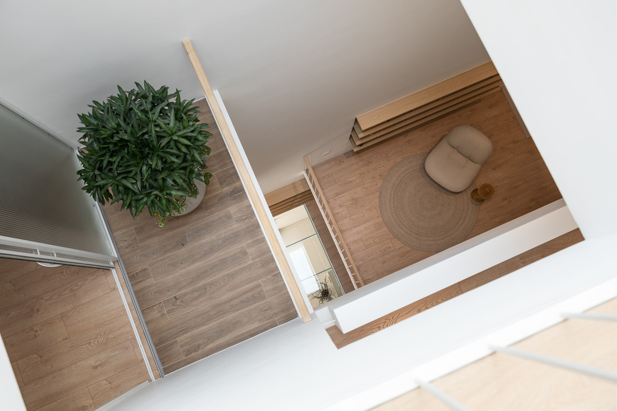 Để tiết kiệm chi phí, kiến trúc sư chọn thi công và hoàn thiện nội thất bằng những vật liệu sẵn có quen thuộc.