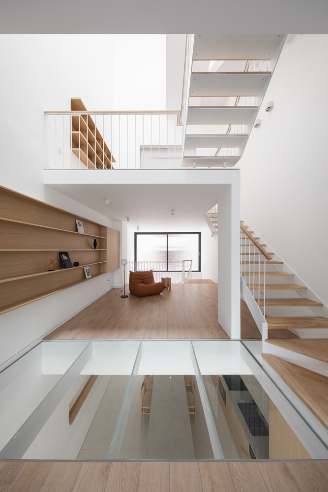 Việc bố trí các khoảng thông tầng không chỉ giúp ngôi nhà thoáng mát quanh năm mà còn giúp bố mẹ có thể để ý, quan sát hoạt động của con cái ở các không gian khác nhau.