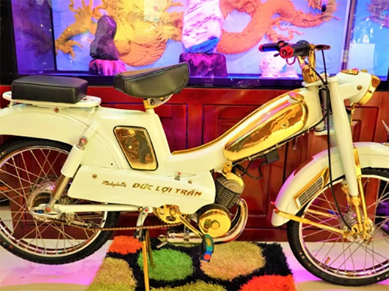 Chiếc xe máy cổ Mobylette được anh nhúng hơn 2 lượng vàng và thuê thợ gia công riêng, tổng giá trị gần 200 triệu đồng.