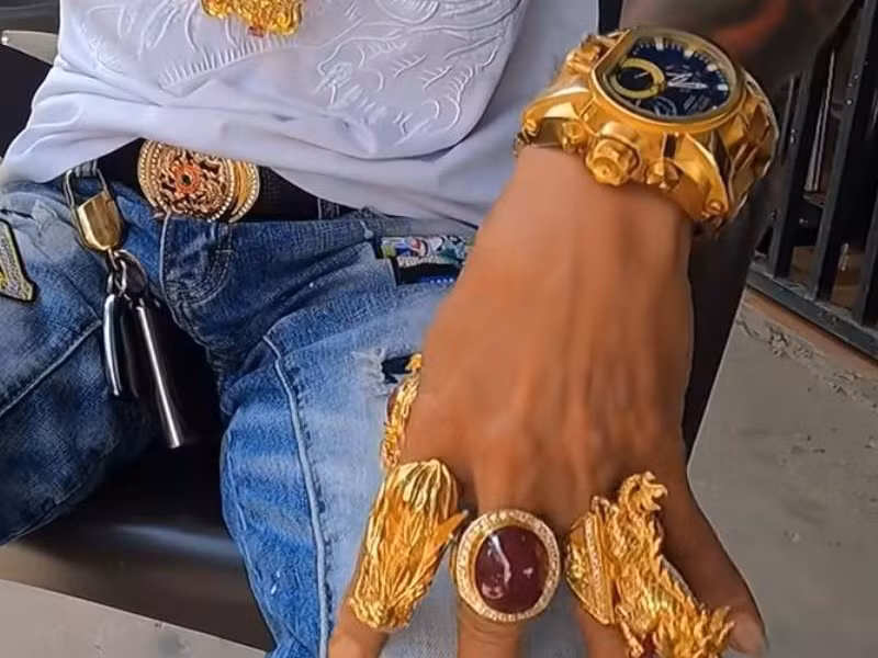 Anh Lợi cho biết có sở thích đeo lượng lớn vàng trên người từ hơn 3 năm nay bởi quan niệm màu vàng tượng trưng cho sự may mắn, giúp anh làm ăn suôn sẻ. Ảnh: FBNV