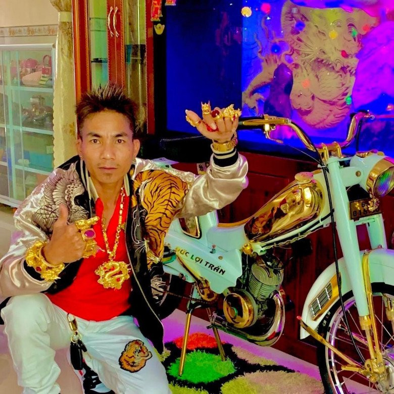 Mỗi khi ra đường, anh luôn đeo rất nhiều đồ trang sức bằng vàng. Trên người anh đeo tổng cộng 2 kg vàng (khoảng 50 cây vàng). Ảnh: FBNV