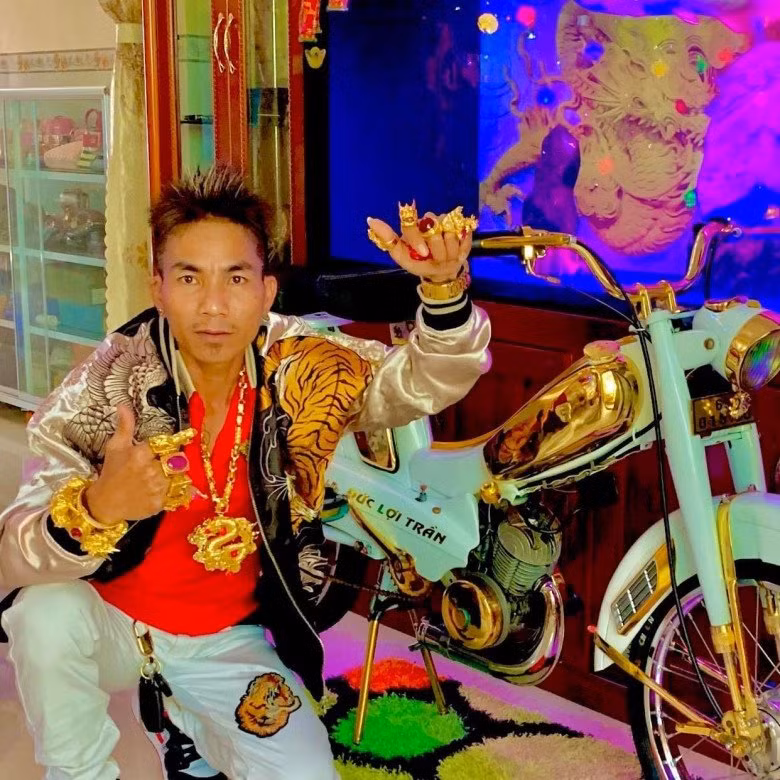 Mỗi khi ra đường, anh luôn đeo rất nhiều đồ trang sức bằng vàng. Trên người anh đeo tổng cộng 2 kg vàng (khoảng 50 cây vàng). Ảnh: FBNV