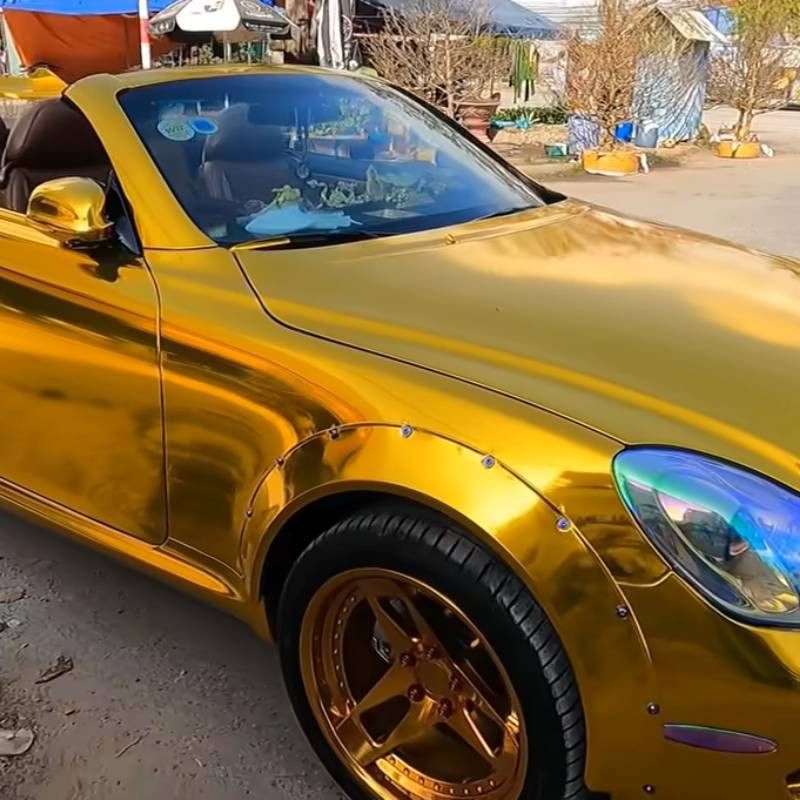 Chiếc xe Lexus dát đầy vàng thể hiện độ chịu chơi của anh Lợi. Ảnh: Facebook