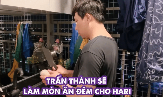 Trấn Thành tự tay vào bếp nấu ăn cho bà xã Hari Won. Nguồn ảnh: chụp màn hình, FBNV