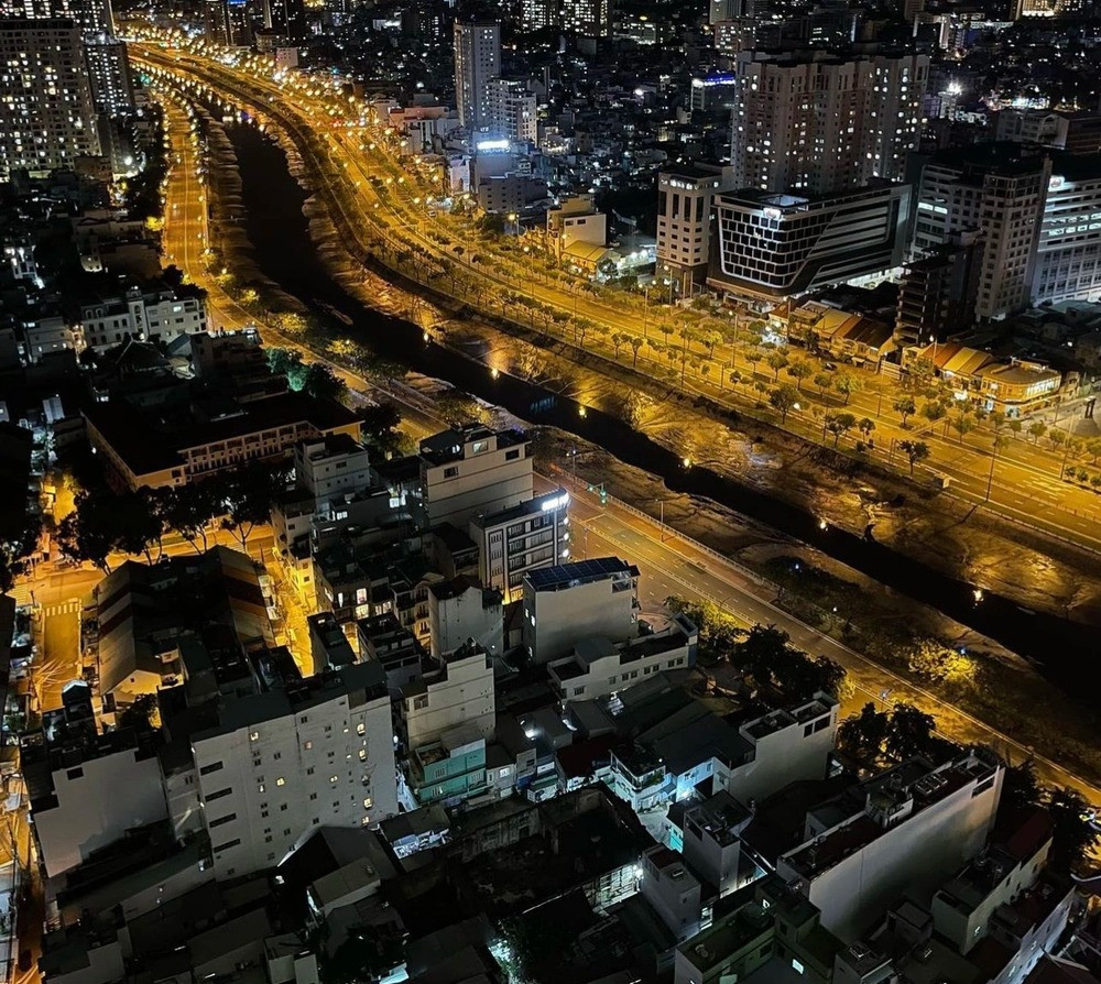 Theo tiết lộ của danh hài Trường Giang trong một chương trình, tổ ấm của Trấn Thành - Hari Won ở Quận 1, có giá 15 tỷ đồng.