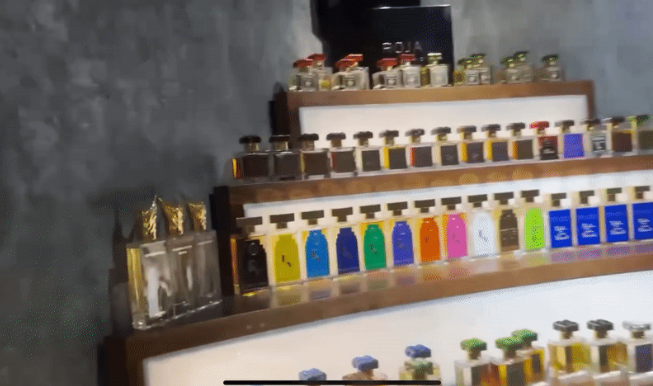 Trấn Thành dành riêng một góc để trưng bày bộ sưu tập nước hoa gồm hơn 600 chai có giá trị hàng tỷ đồng.