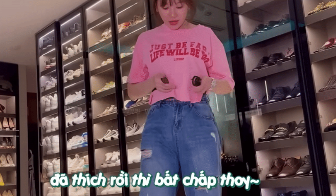 Không gian riêng ở trưng bày quần áo, giày dép hàng hiệu.