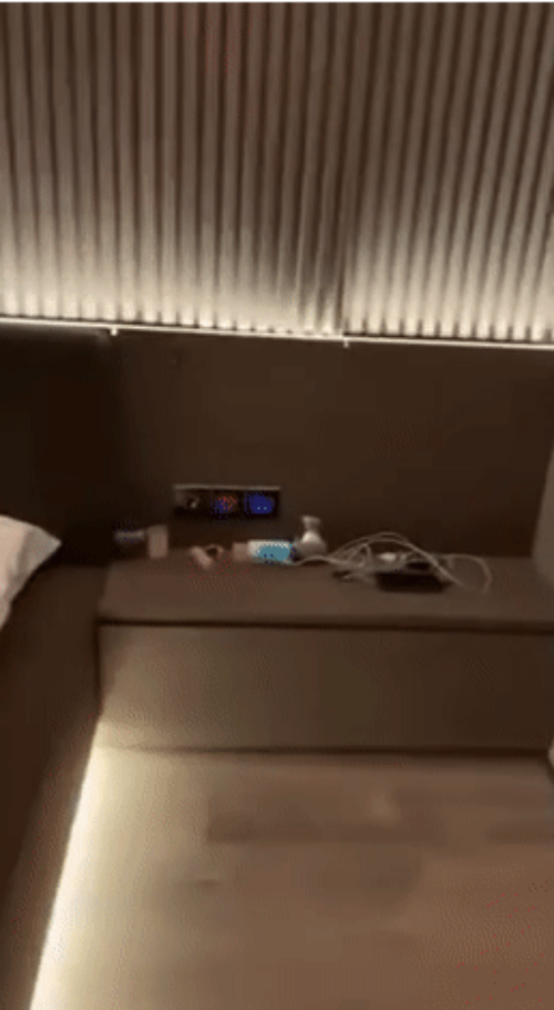 Căn hộ sử dung dàn đèn led âm tường sang trọng, có thể điều chỉnh nhiều góc độ ánh sáng khác nhau tùy nhu cầu sử dụng.